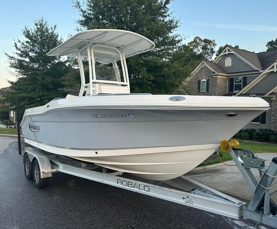 2022 Robalo R200 – 150HP Yamaha F150 Engine – 2022 Coyote Dual Axel Trailer