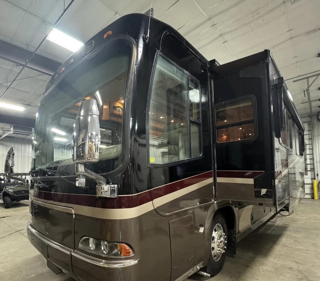 2004 Monaco Signature 45 COMMANDER III – 525HP Cummins ISX – Luxury Motorhome