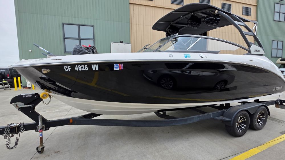 2022 Yamaha 252S Boat, Twin 4-cylinder, 4-stroke, 1.9 Liter 360hp, Trailer included