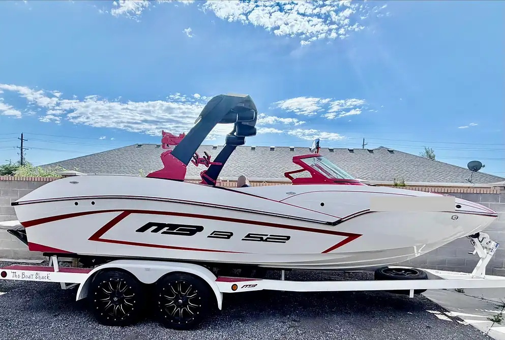 2021 MB Sports B52 23 Alpha Boat – Indmar 355 hp Engine – 2021 Metal Craft Trailer
